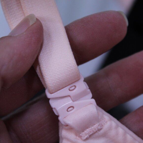 Victoria's Secret Blush Bra - Picture 8 of 9